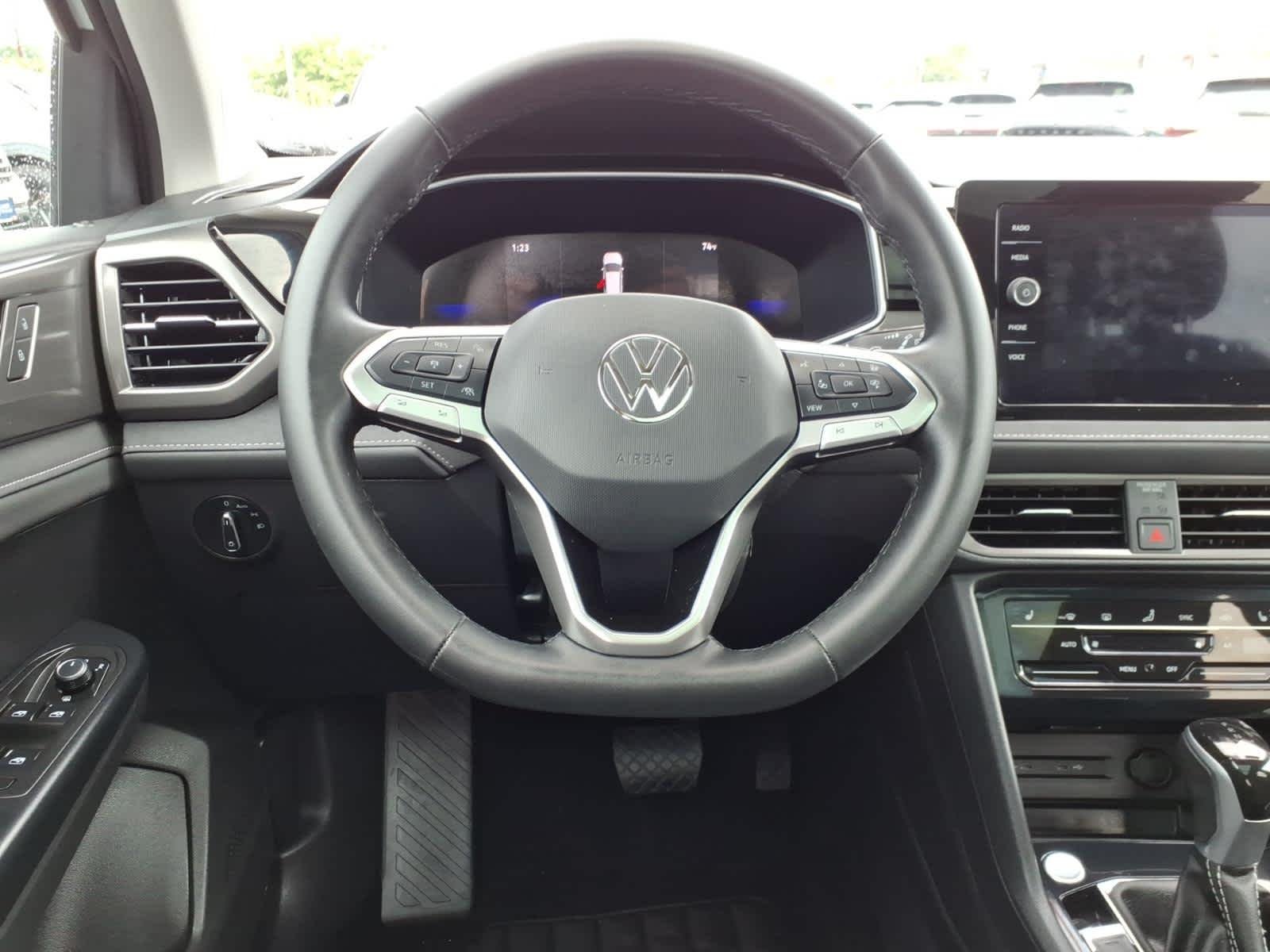 Certified Used 2025 Pure White w/Deep Black Roof Volkswagen SE Black image 14