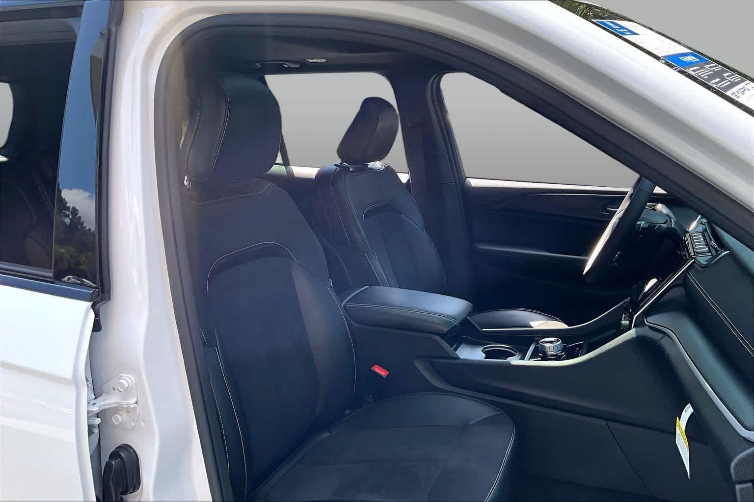 Used 2025 Bright White Clearcoat Jeep Altitude X image 9