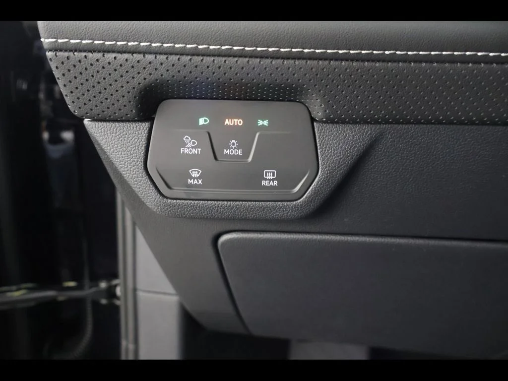 New 2026 Black Volkswagen 2.0T SE w/Technology image 27