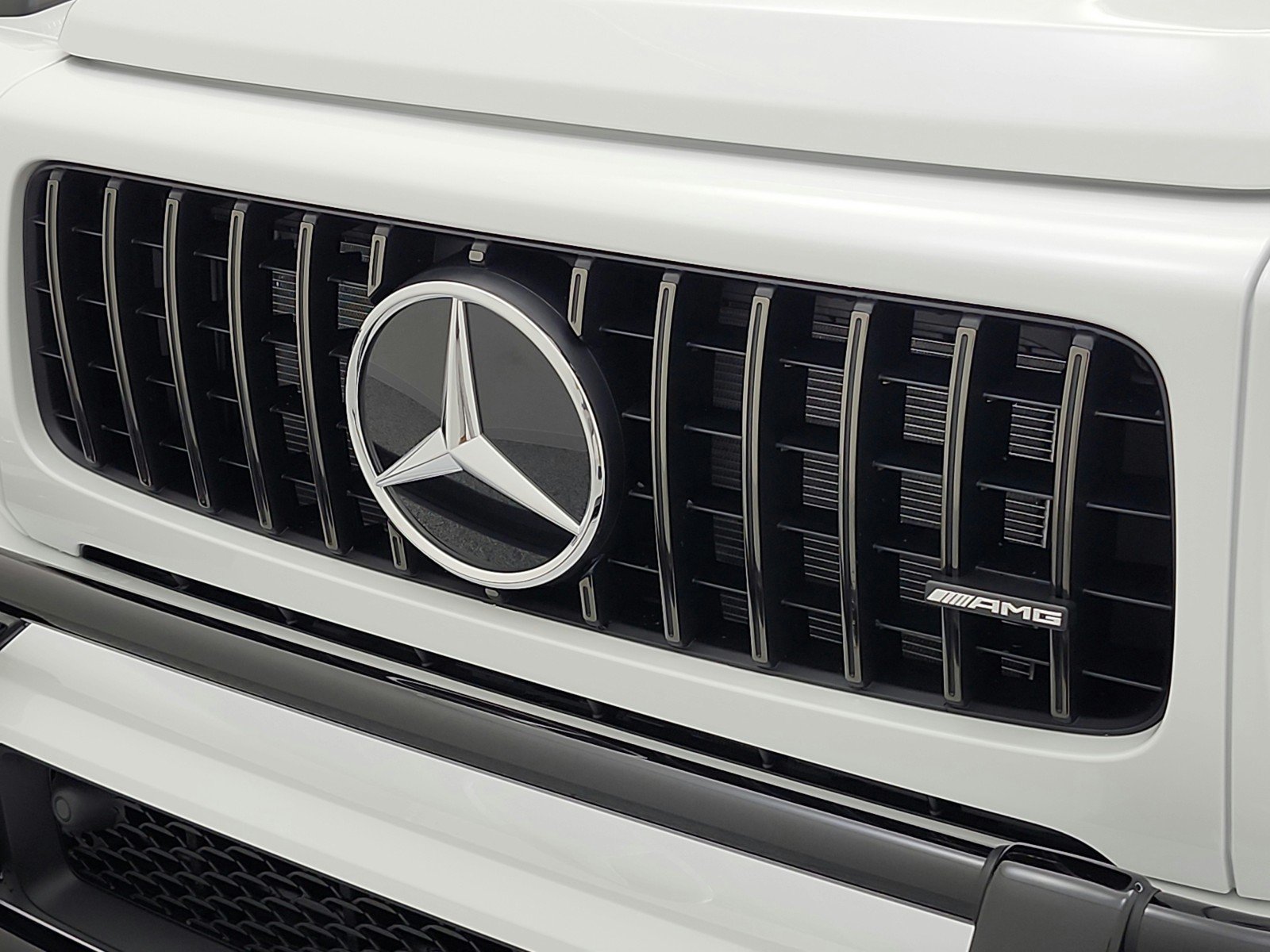 New 2026 MANUFAKTUR Moonlight White Metallic Mercedes-Benz AMG® G 63 SUV image 13
