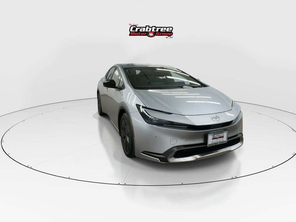 Used 2024  Toyota SE image 2