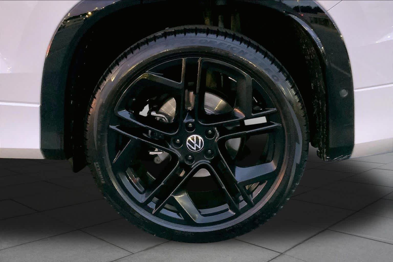 Used 2026 Sandstone Volkswagen SE R-Line Black image 10