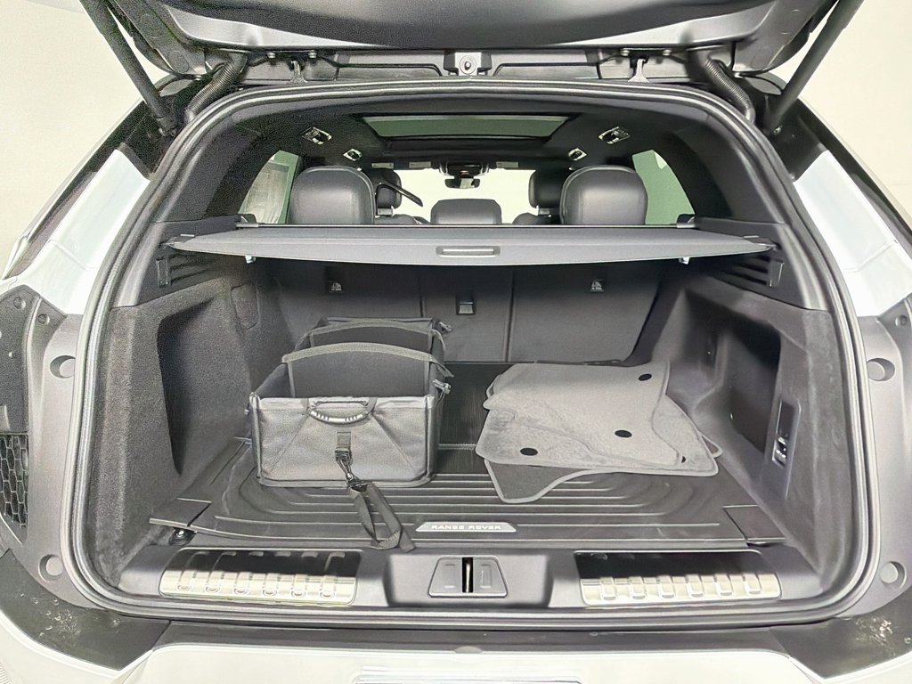 New 2027 Fuji White Land Rover Dynamic SE P400 image 28