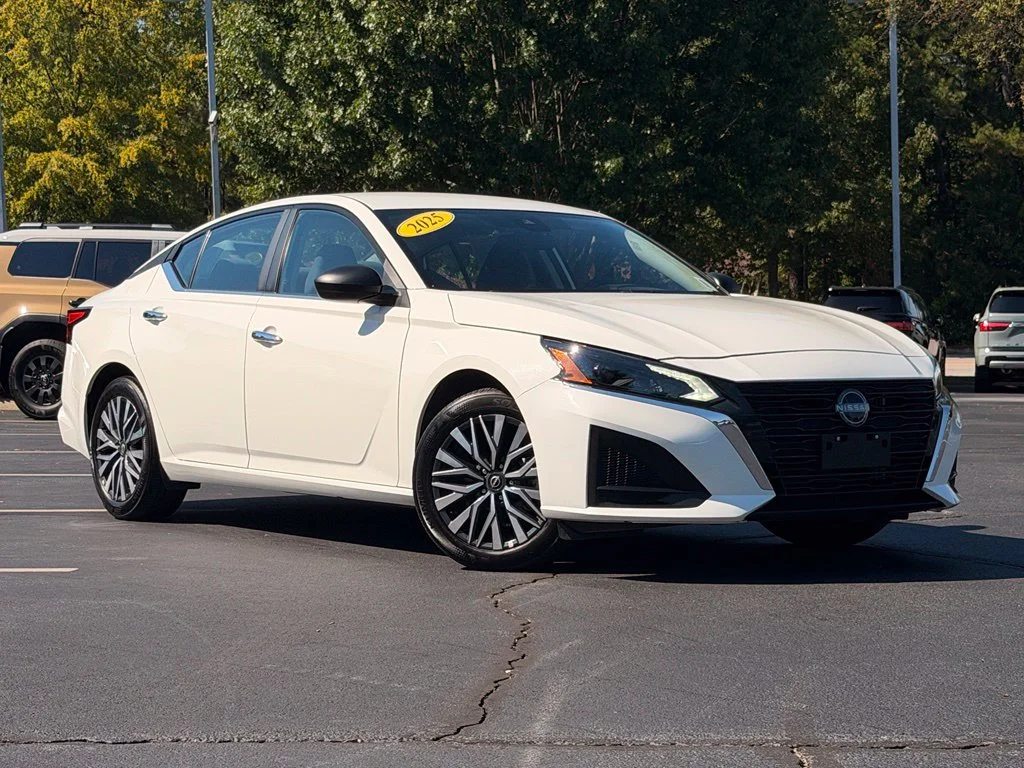 Used 2025 White Nissan 2.5 SV image 2