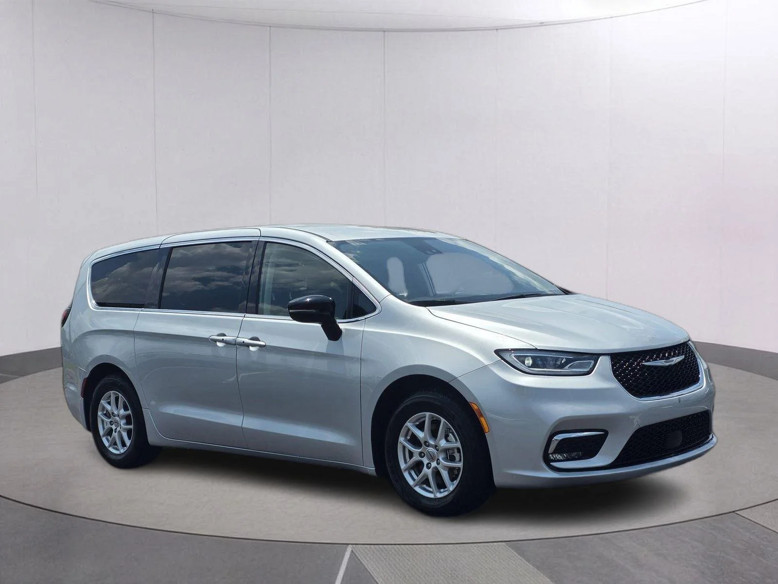 Used 2024 Silver Mist Clearcoat Chrysler Touring L image 3