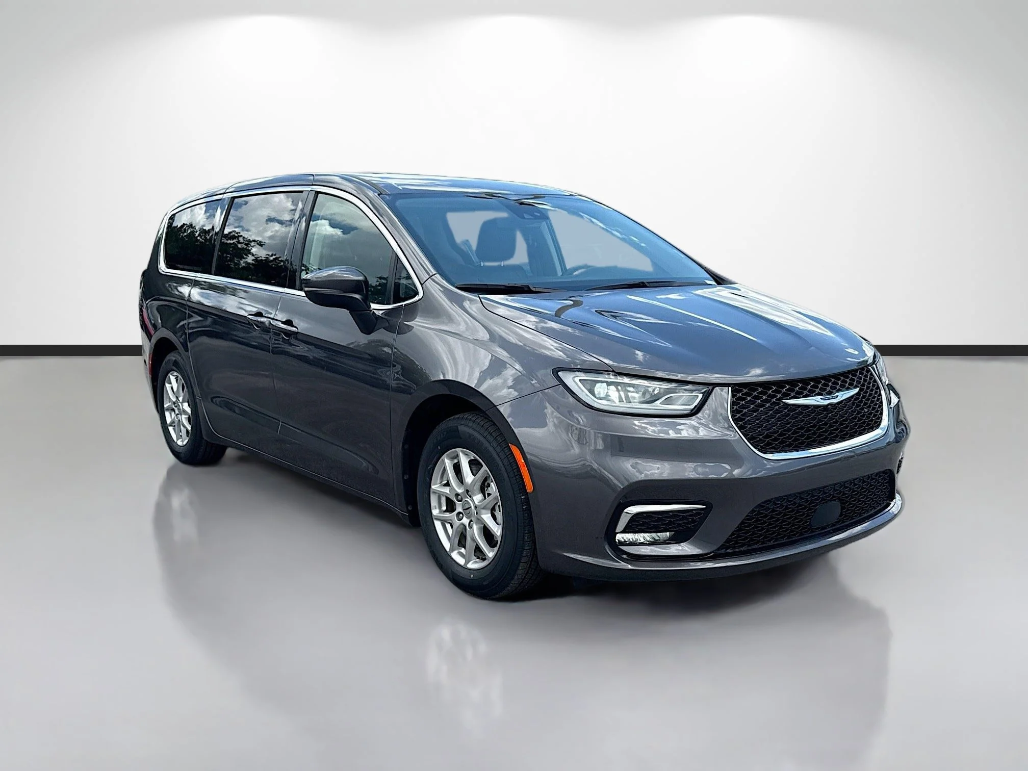 Used 2023 Granite Crystal Metallic Clearcoat Chrysler Touring L image 7