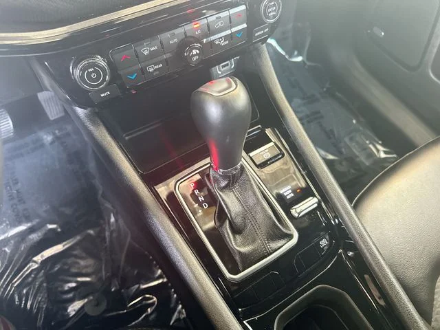 Used 2023 White Jeep Latitude image 21