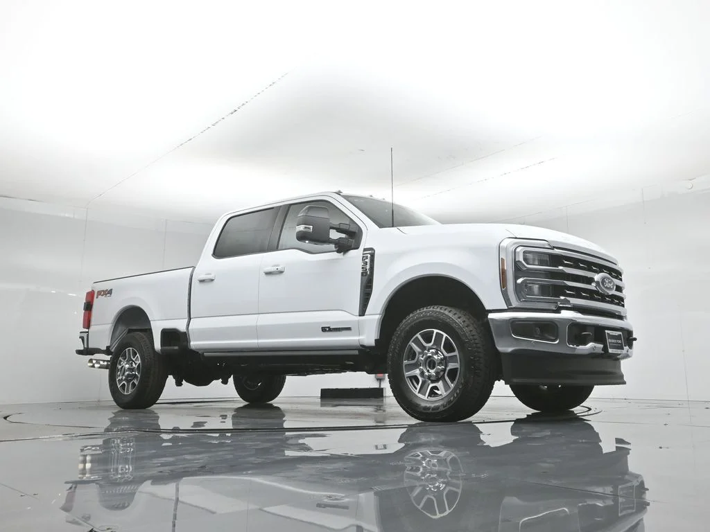 New 2026 Oxford White Ford Lariat image 3