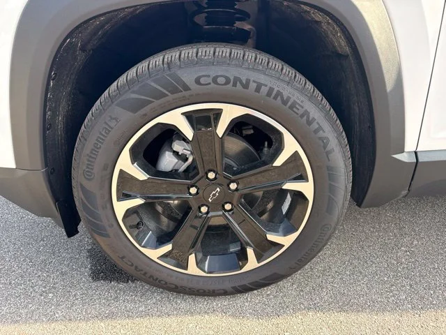 New 2027 Summit White Chevrolet LT image 17