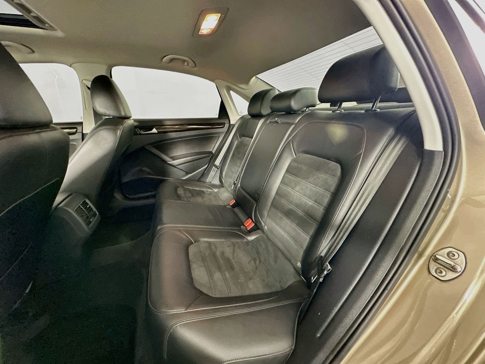 Used 2015 Titanium Volkswagen TDI SEL Premium image 25