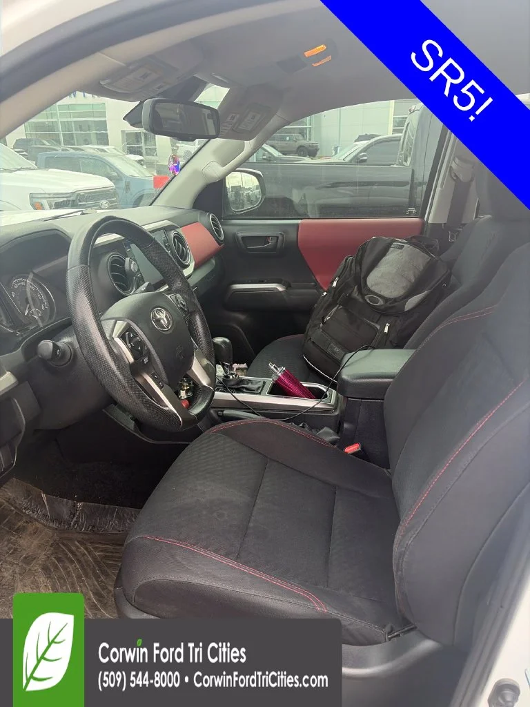 Used 2022 White Toyota SR5 image 13
