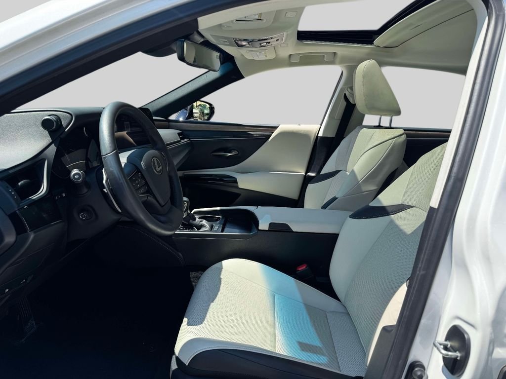 Used 2023 White Lexus 350 image 16