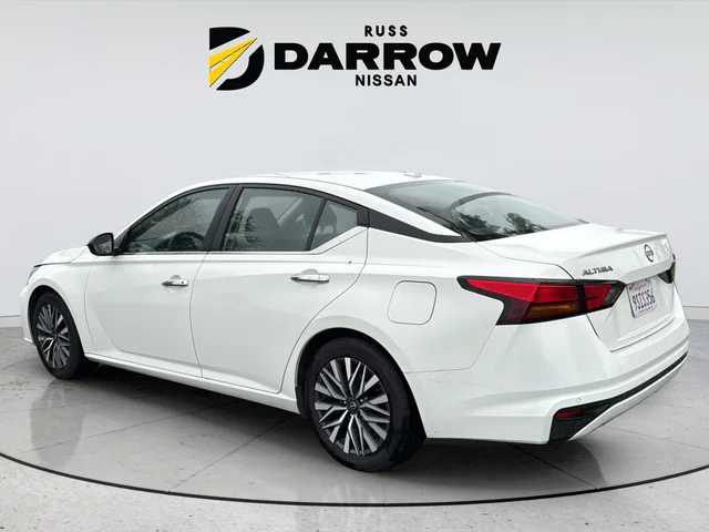 Used 2025 White Nissan 2.5 SV image 3