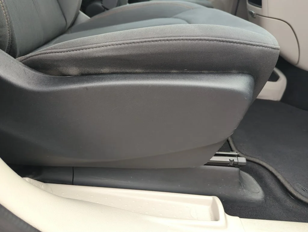 Used 2018 Silver Chrysler L image 34