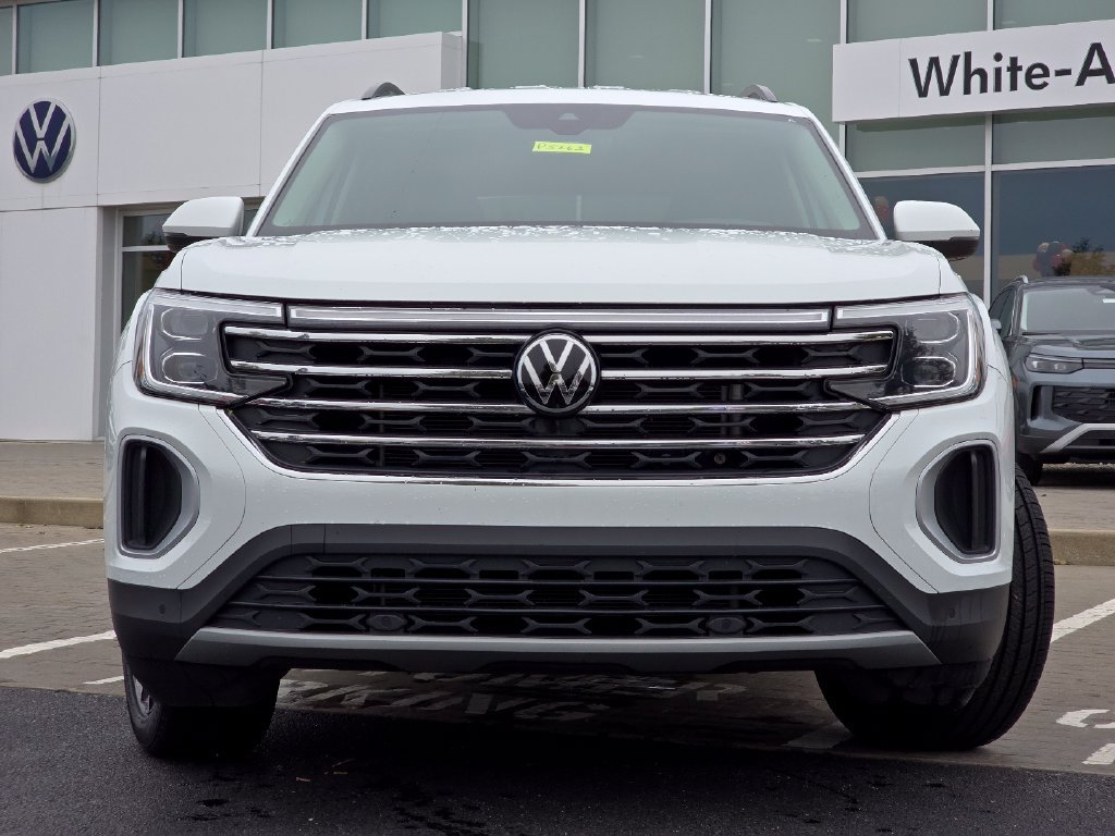 Used 2025  Volkswagen 2.0T SE w/Technology image 15