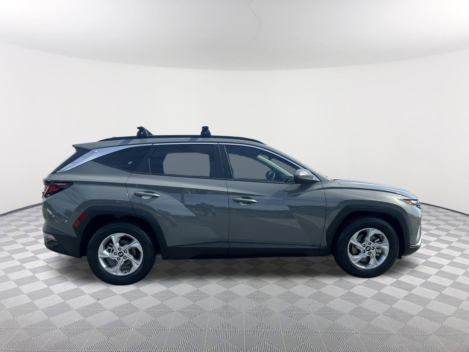 Used 2024 Hampton Gray Hyundai SEL image 4