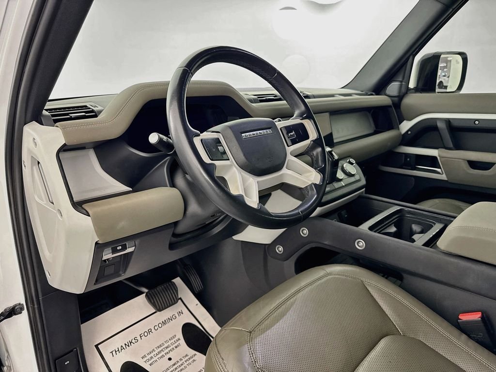 Used 2023 White Land Rover SE image 9