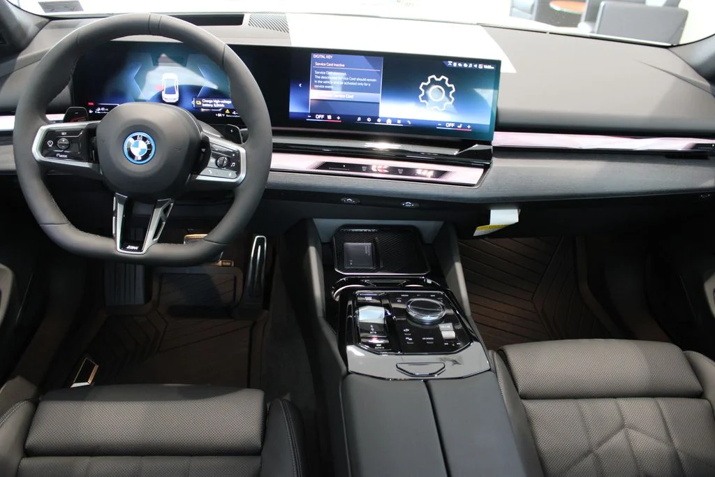 New 2026 Mineral White Metallic BMW 550e xDrive image 6