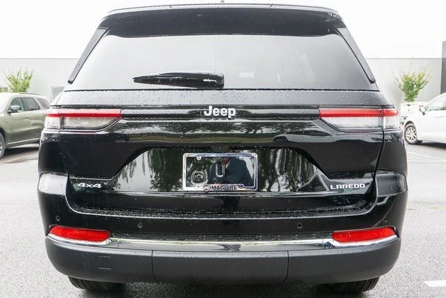New 2026 Diamond Black Crystal Pearl-Coat Exterior Paint Jeep Laredo X image 6