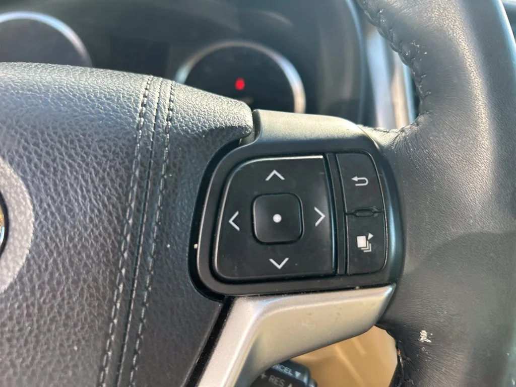 Used 2016  Toyota XLE V6 image 9