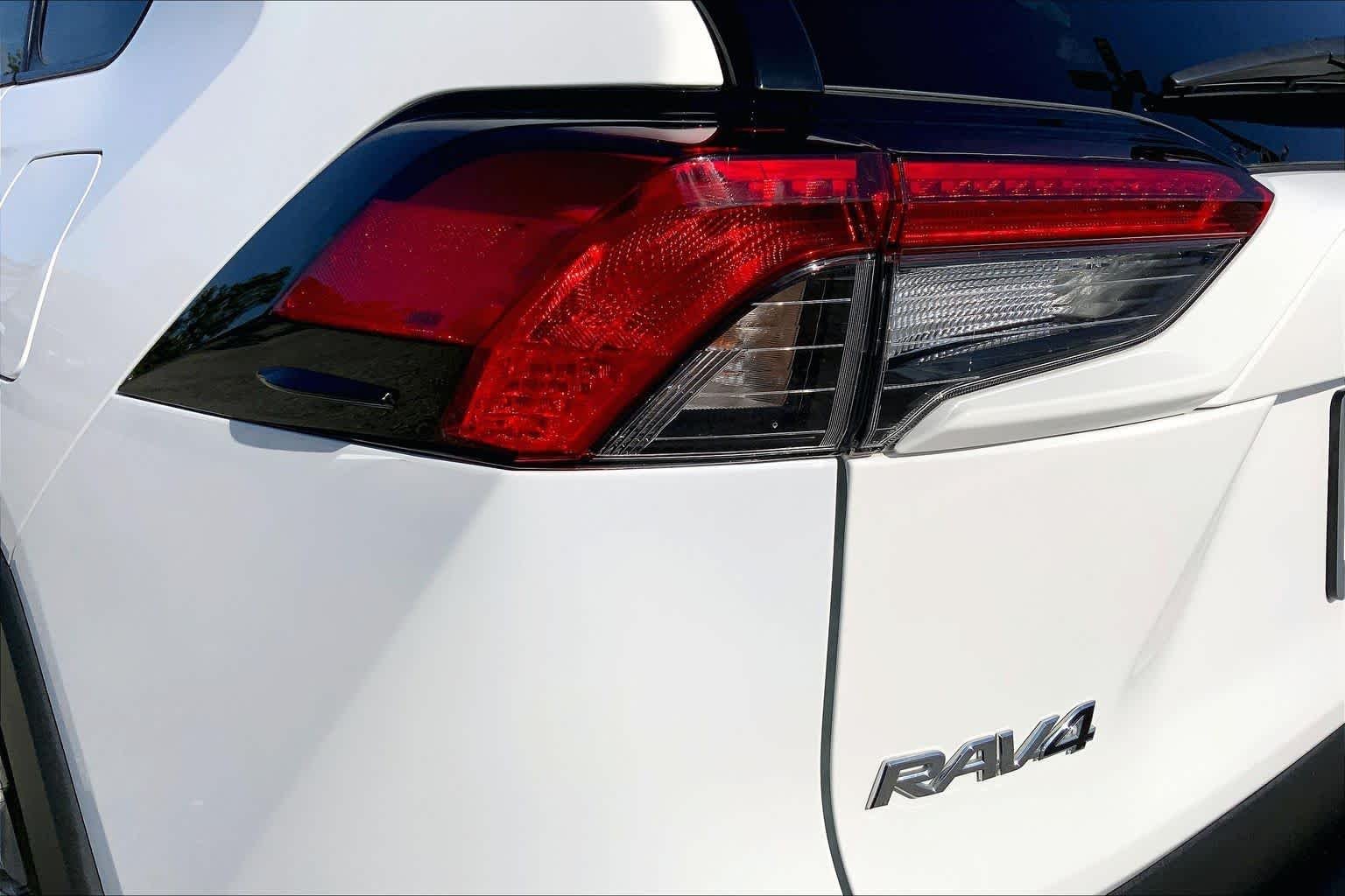 Used 2024 Ice Cap Toyota Hybrid XLE image 28