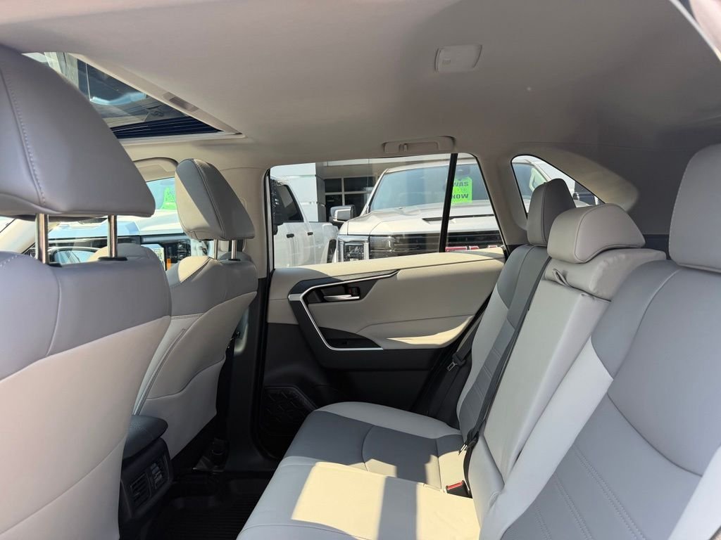Used 2025 Pearl Toyota XLE Premium image 17