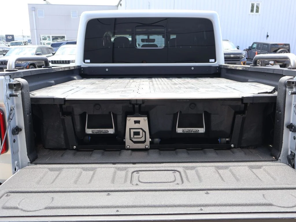 Used 2022 Silver Jeep Overland image 13