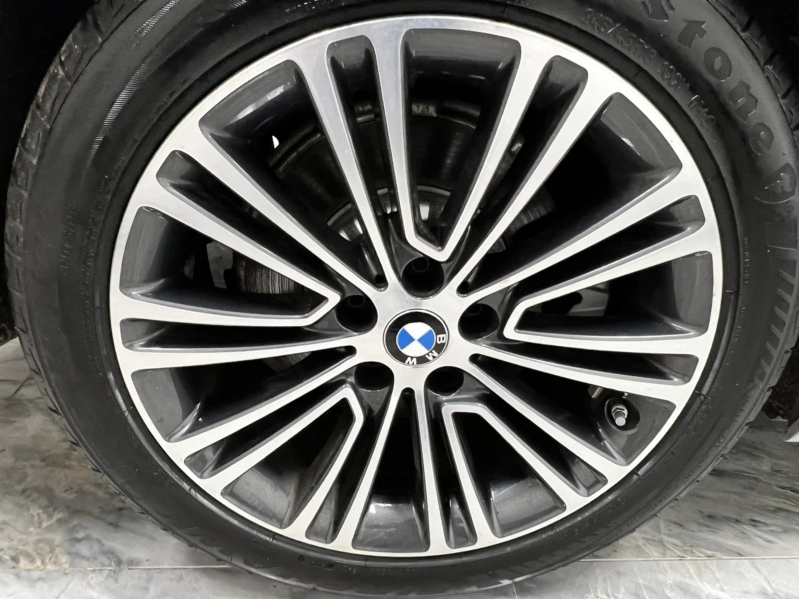 Used 2019 Glacier Silver Metallic BMW 530i xDrive image 13
