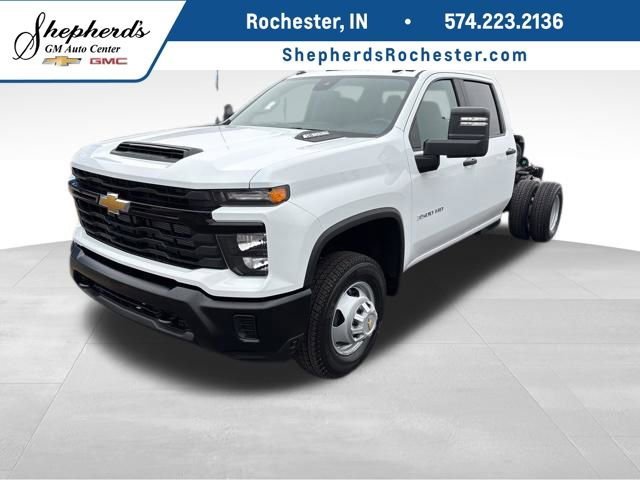 Summit White 2026 Chevrolet Silverado 3500HD Chassis Work Truck Crew Cab 4WD Pickup Truck Four-Wheel Drive