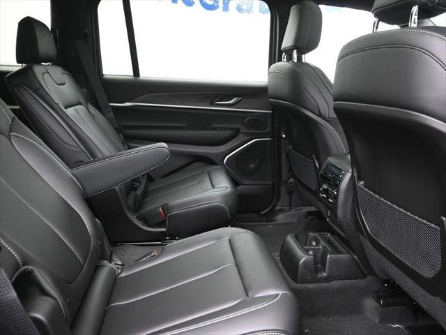 New 2026 Diamond Black Crystal Pearl-Coat Exterior Paint Jeep Limited image 10