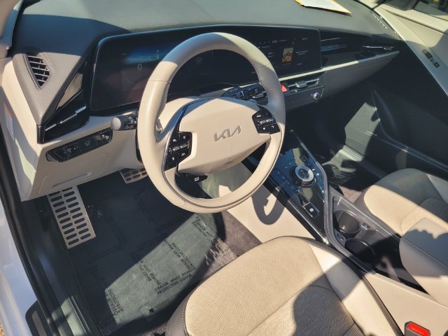 Used 2023 White Kia Wave image 12