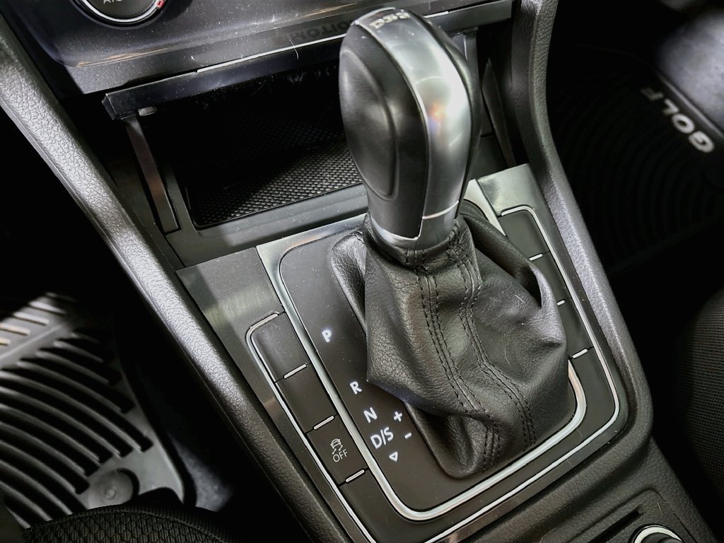 Used 2018 Gray Volkswagen S image 17