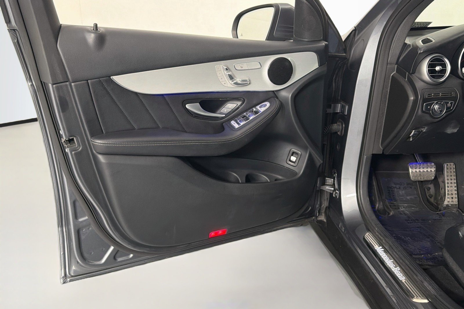 Used 2022 Selenite Grey Metallic Mercedes-Benz GLC 300 image 20