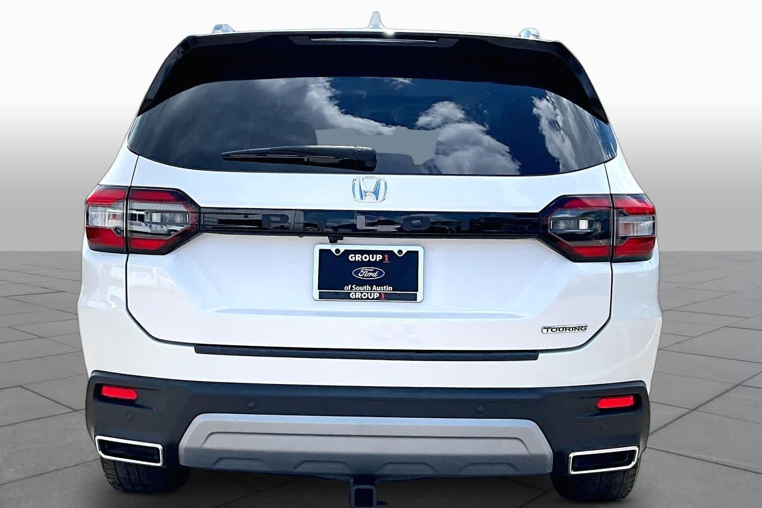Used 2023 Platinum White Pearl Honda Touring image 5