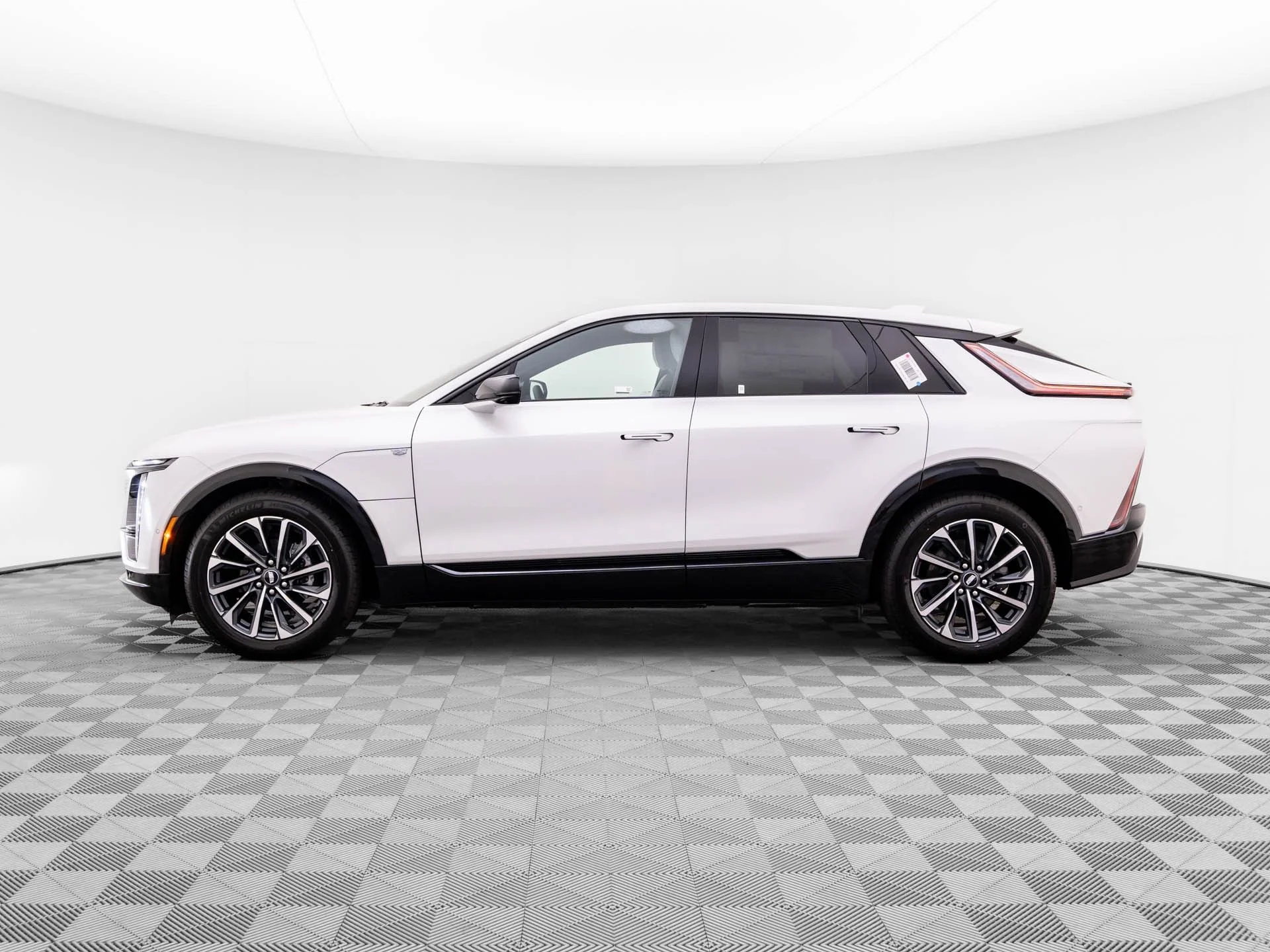 Used 2025 White Cadillac Sport image 5