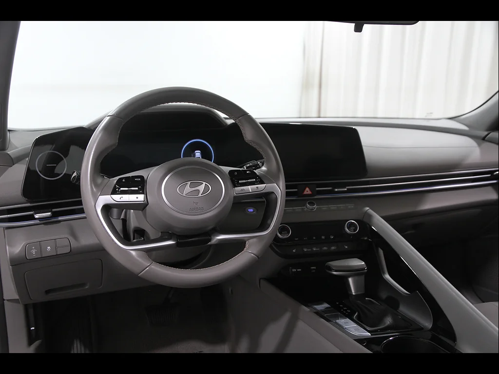 Certified Used 2025 Fluid Metal Metallic Hyundai SEL Convenience image 6