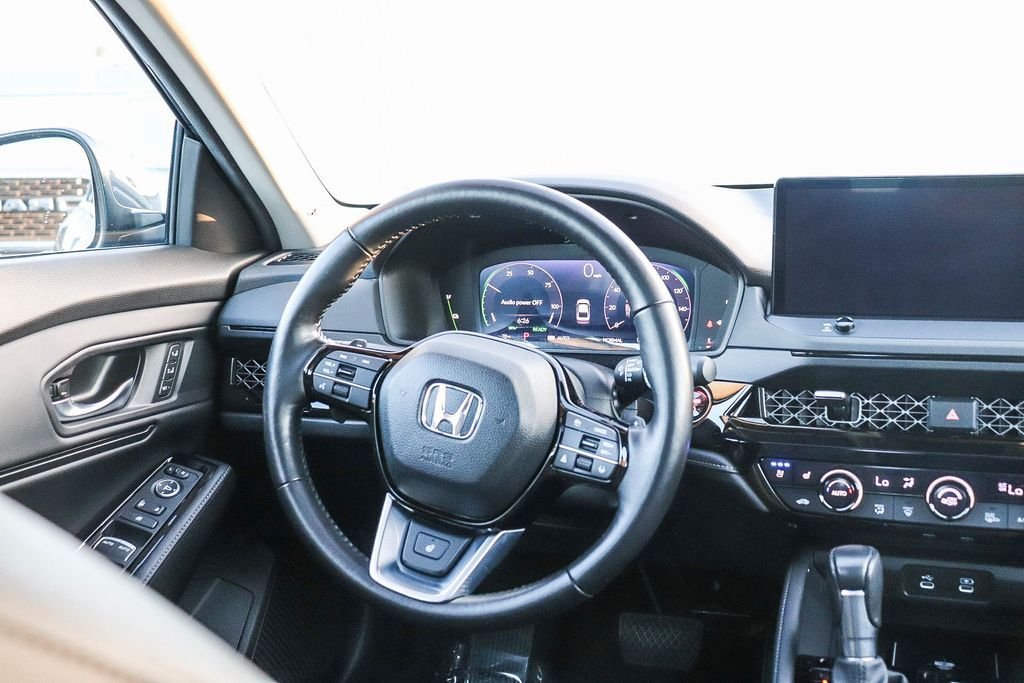 Used 2025 Meteorite Gray Metallic Honda Touring image 17