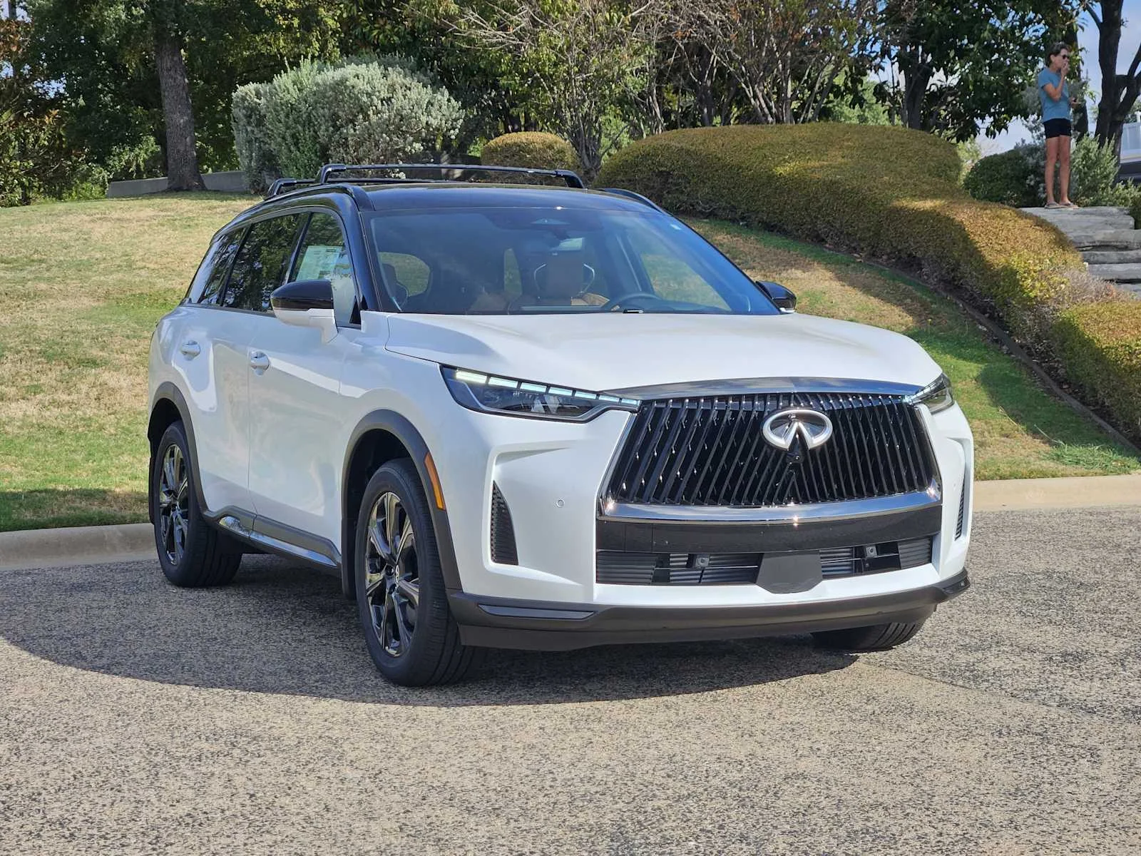 New 2027 2T RAD WHT INFINITI Autograph AWD image 2