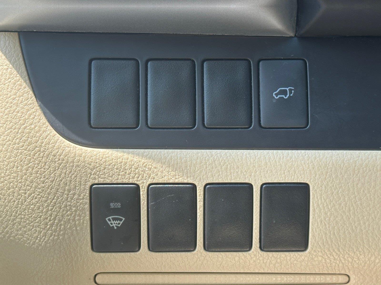 Used 2016 Creme Brulee Mica Toyota XLE image 18