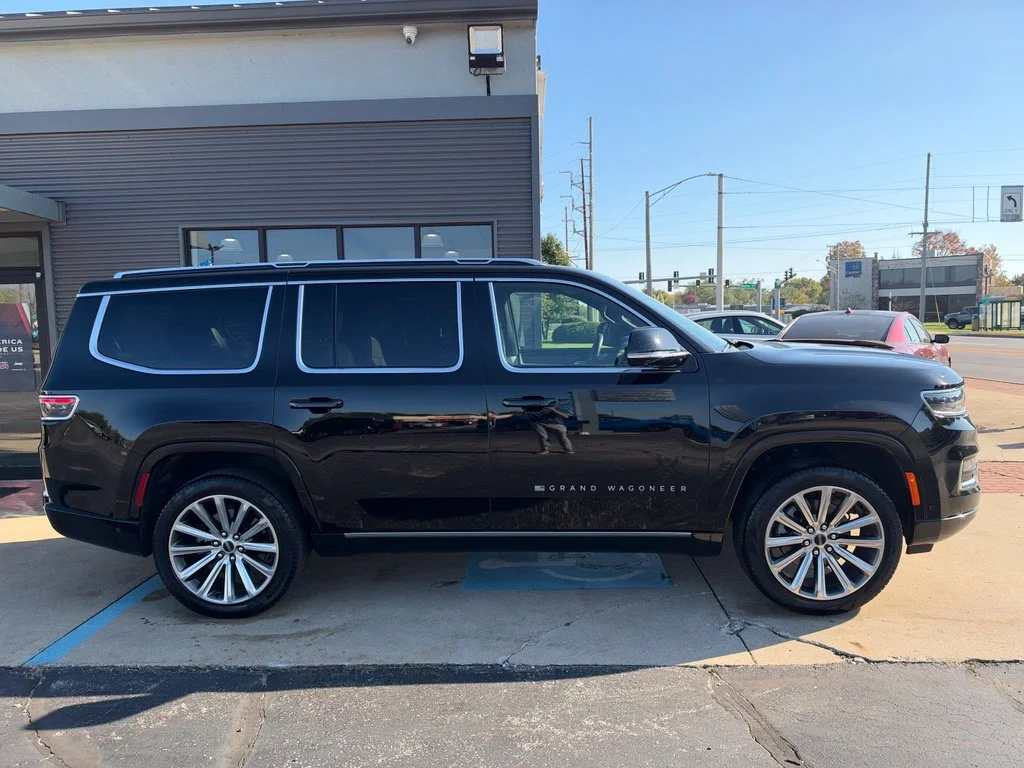 Used 2025 Black Jeep Base image 4