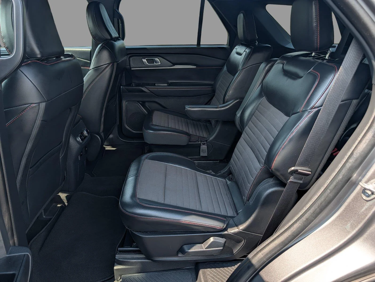 Used 2025 Carbonized Gray Ford ST-Line image 28