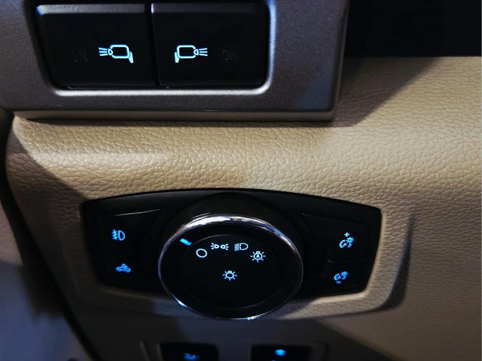 Used 2018 White Gold/Stone Gray Ford Lariat image 15