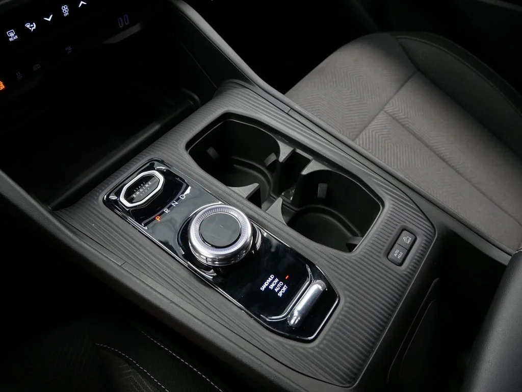 New 2026 Diamond Black Crystal Pearlcoat Jeep Laredo image 26