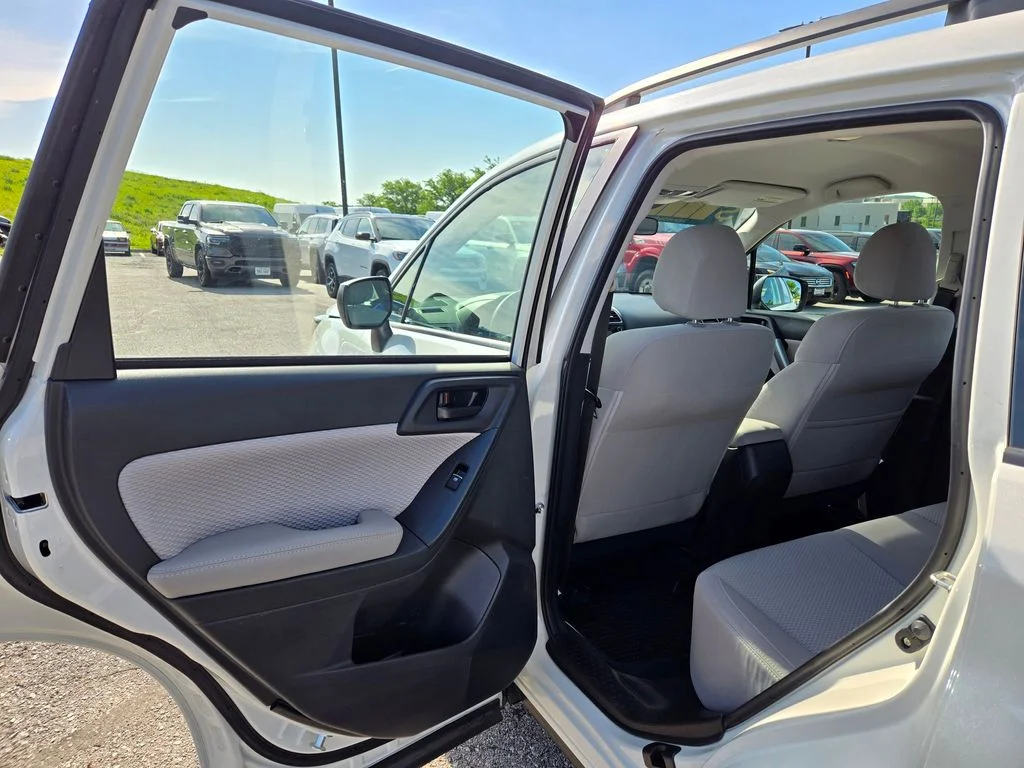 Used 2018 White Subaru 2.5i image 25