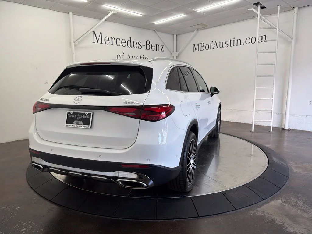 New 2027 White Mercedes-Benz GLC 300 image 7