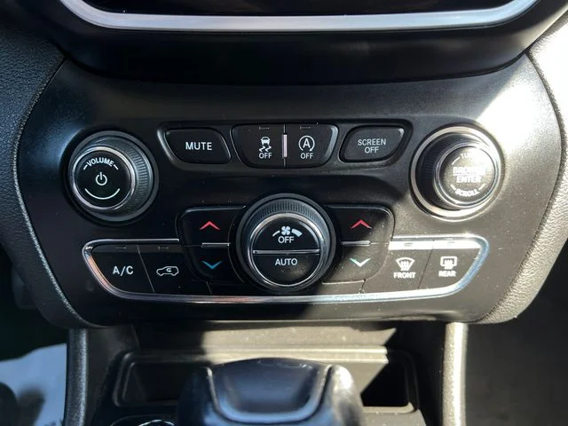 Used 2019 Gray Jeep Limited image 29
