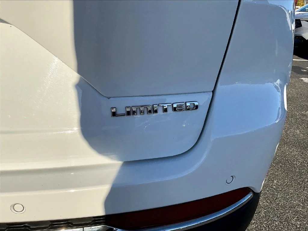 Used 2022 Bright White Clearcoat Jeep Limited image 24