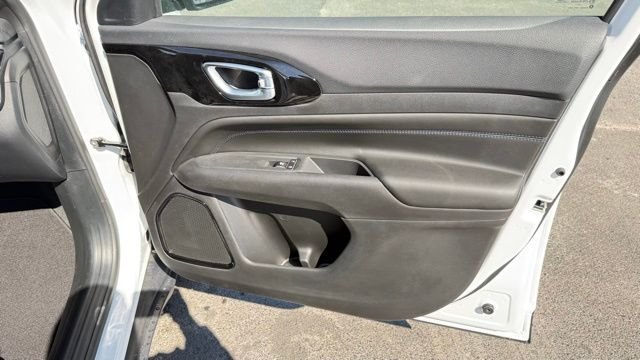 New 2026 Bright White Clearcoat Jeep Latitude image 27