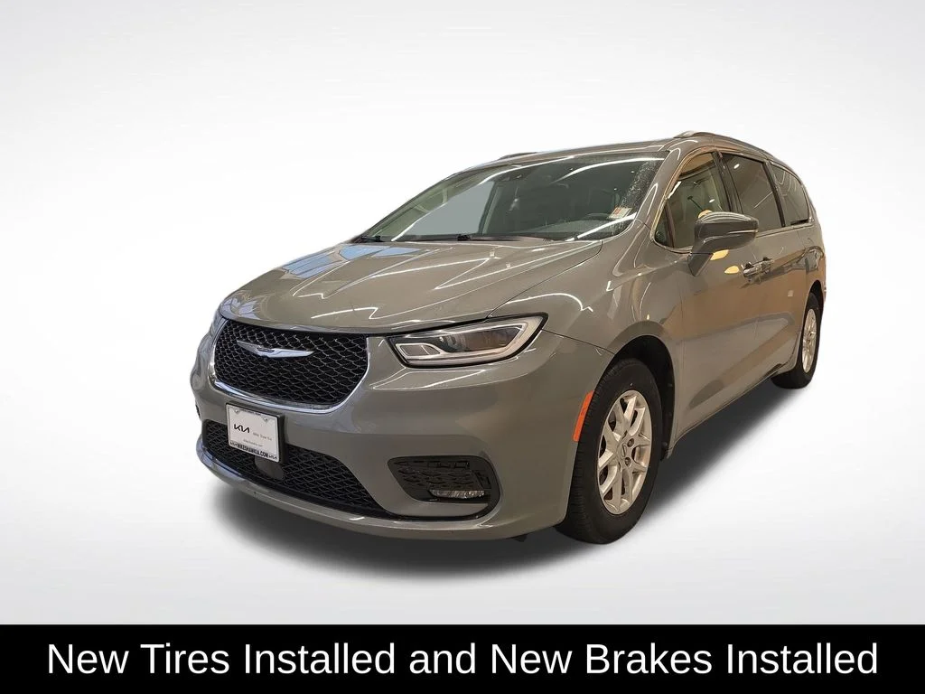 2022 Chrysler Pacifica Touring L's photo