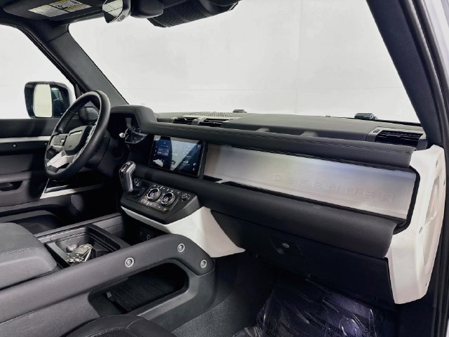Used 2023 White Land Rover S image 31